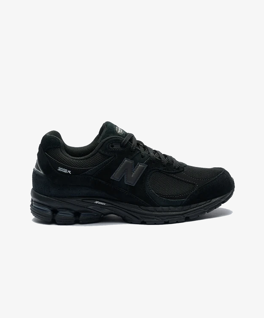 New Balance | 2002R { BLACK/BLACK METALLIC