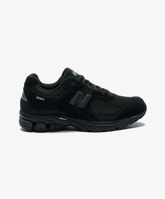 New Balance | 2002R { BLACK/BLACK METALLIC