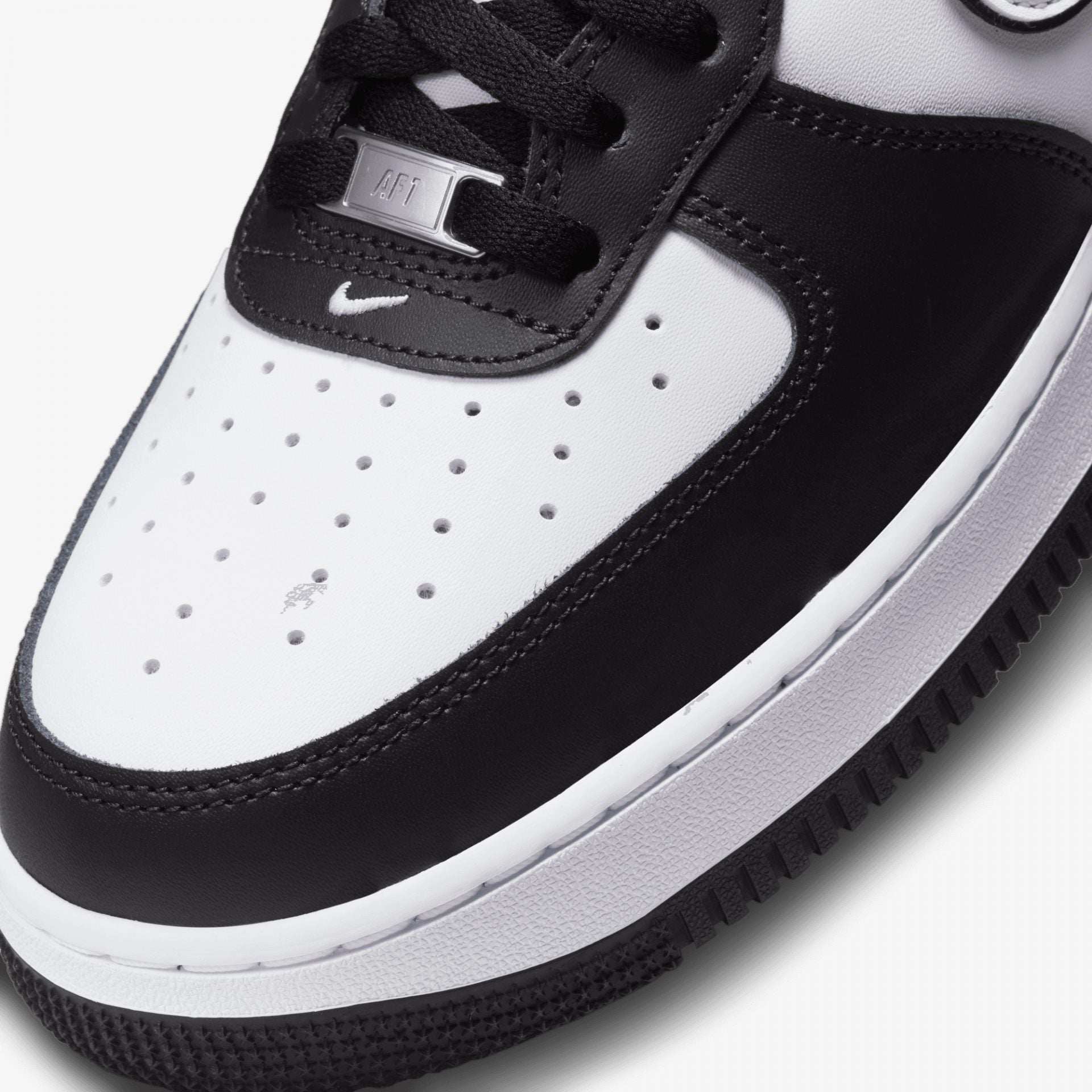 AIR FORCE 1 '07 'BLACK/WHITE' – Superkicks